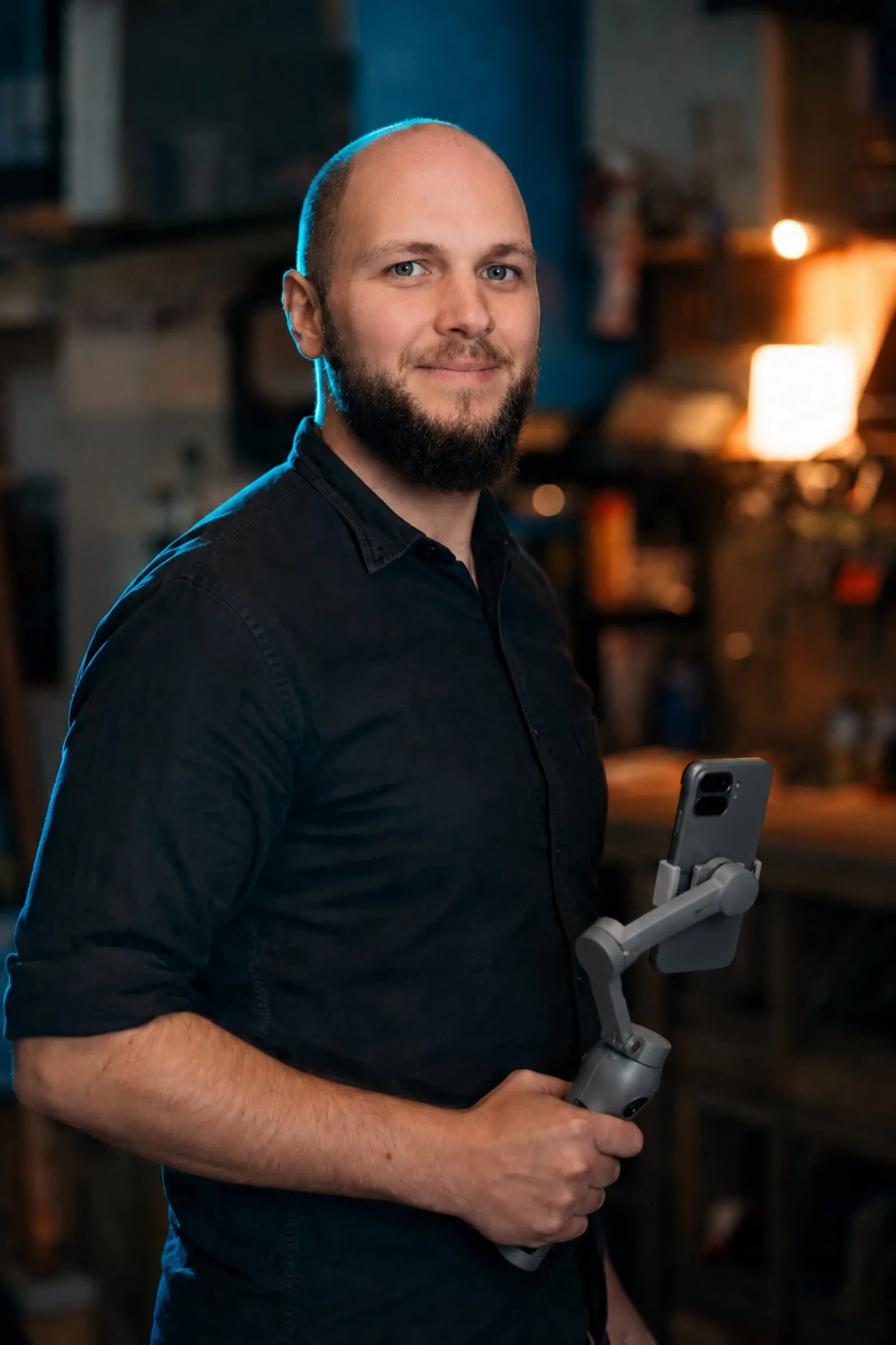 Miguel Egaña Silva bei der Vor-Ort-Content-Produktion mit dem Smartphone in einem Betrieb