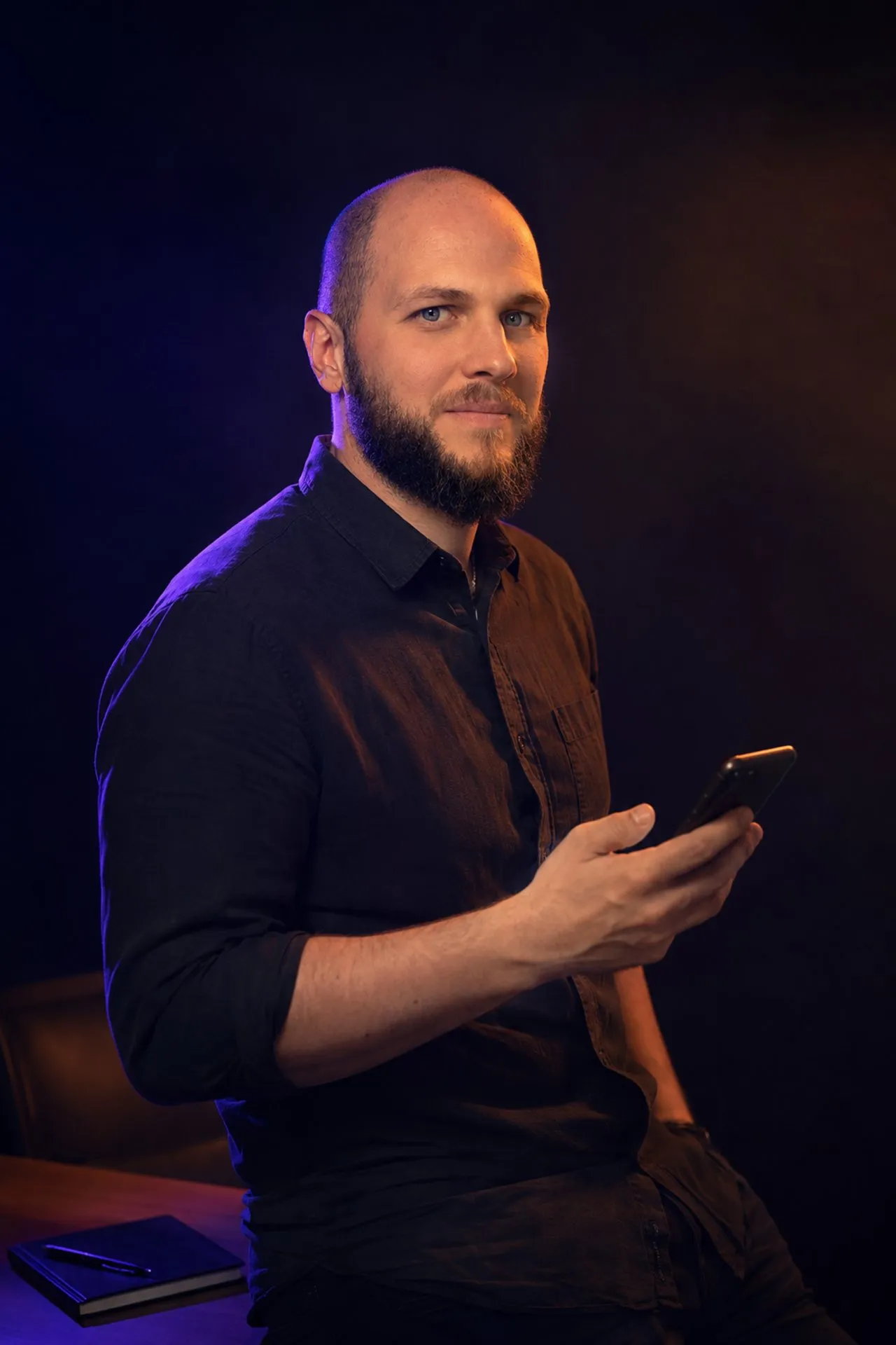 Miguel Egaña Silva mit Smartphone — Meta-Ads-Kampagnen für Instagram und Facebook