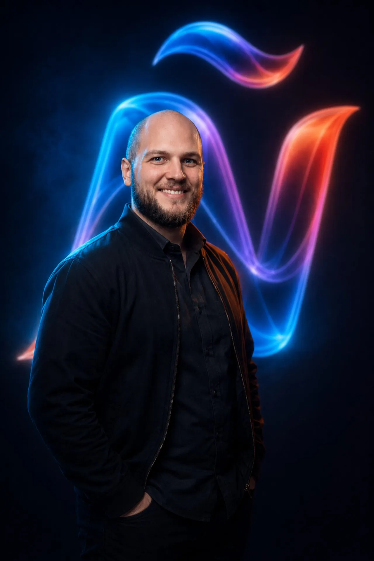 Miguel Egaña Silva, Berater für Marketing und Recruiting-Werbung, vor dem leuchtenden EGAÑA-Ñ