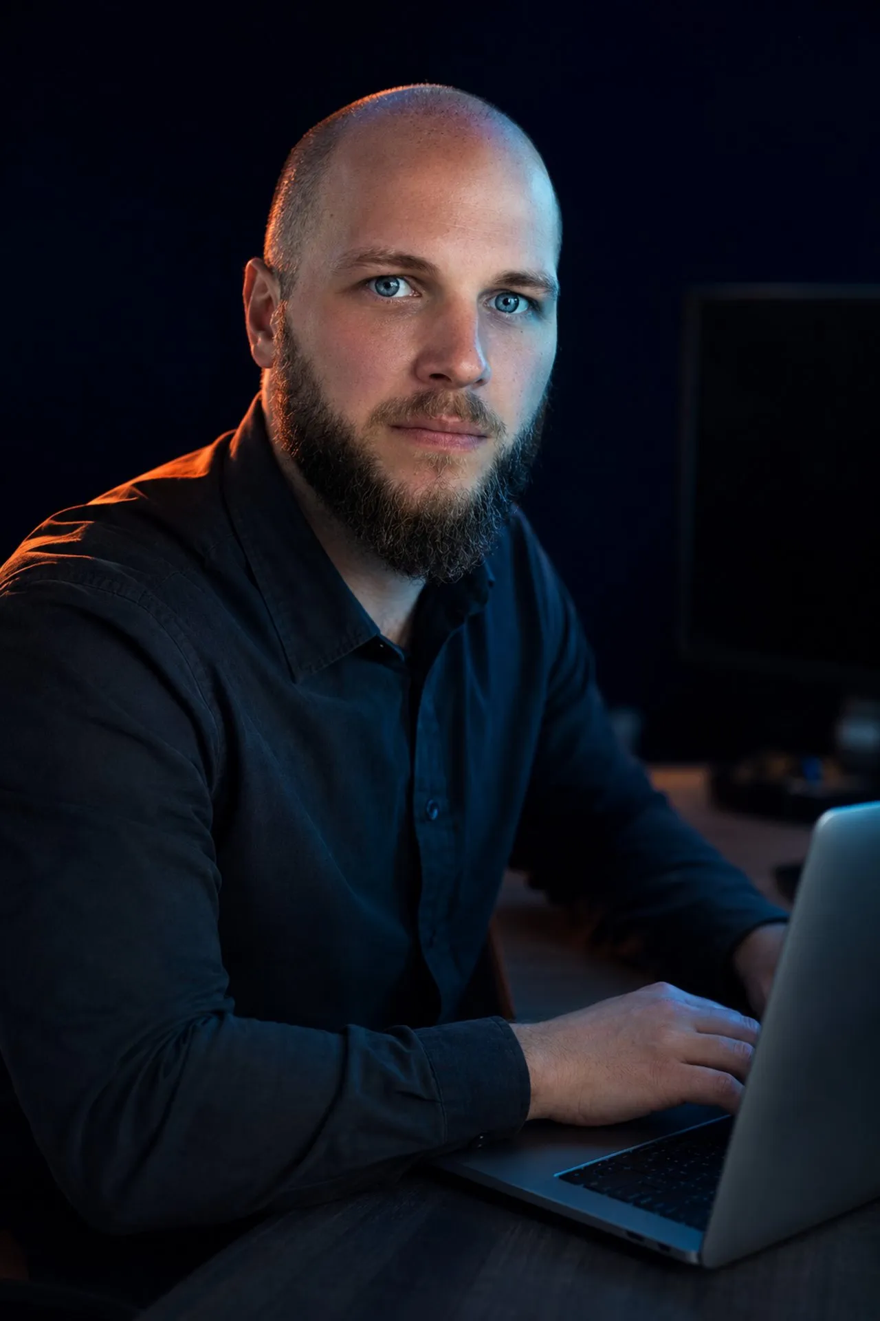 Miguel Egaña Silva optimiert eine Website am Laptop für bessere Sichtbarkeit bei Google und KI-Suchen